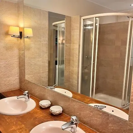 100 Metrowy Kolo Opery Lesnej شقة *